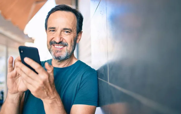 Middle Age Man Beard Smiling Happy Outdoors Using Smartphone — Stock Photo, Image