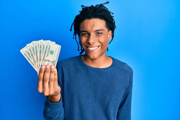 Joven Hombre Afroamericano Sosteniendo Billetes Dólares Que Parecen Positivos Felices — Foto de Stock