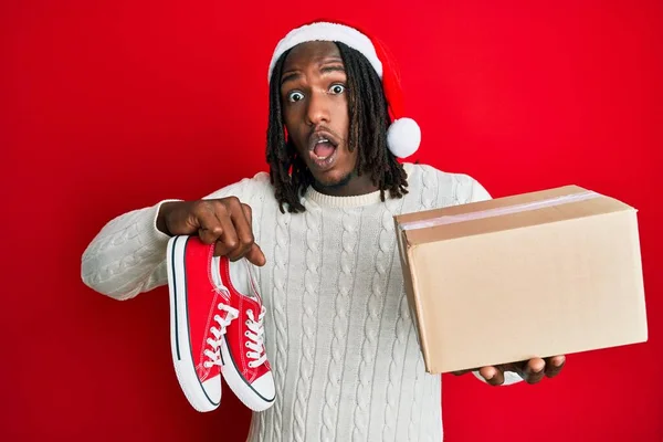 Africano Americano Com Tranças Vestindo Chapéu Natal Tendo Sapatos Como — Fotografia de Stock