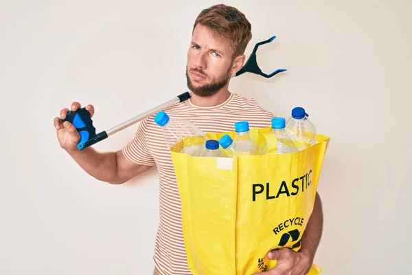 Młody Mężczyzna Rasy Kaukaskiej Trzymający Worek Plastikowymi Butelkami Zbieraczem Odpadów — Zdjęcie stockowe