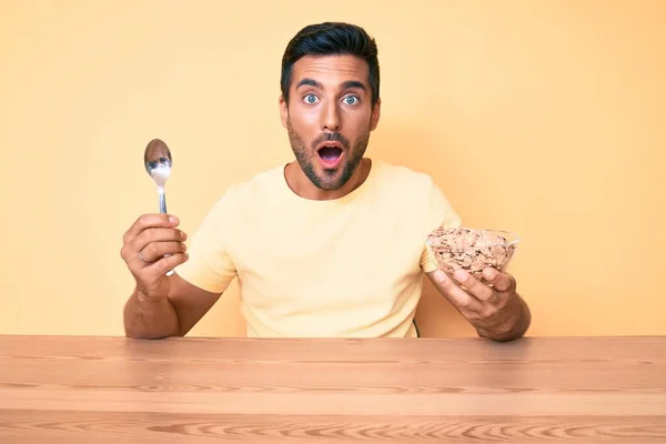 Ung Stilig Latinamerikansk Man Äter Friska Fullkorn Sellöron Sitter Bordet — Stockfoto