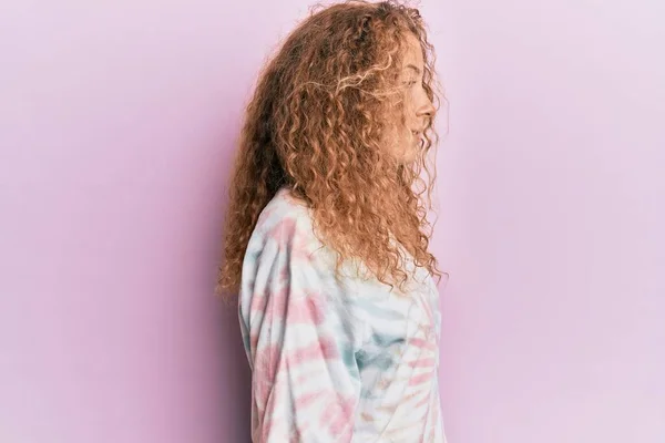 Bella Ragazza Adolescente Caucasica Che Indossa Casual Tie Dye Felpa — Foto Stock