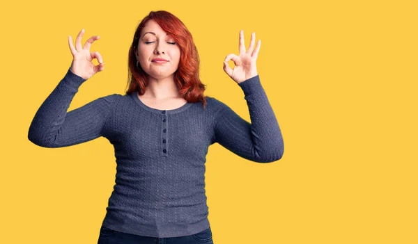 Junge Schöne Rothaarige Frau Lässigem Shirt Entspannt Sich Und Lächelt — Stockfoto