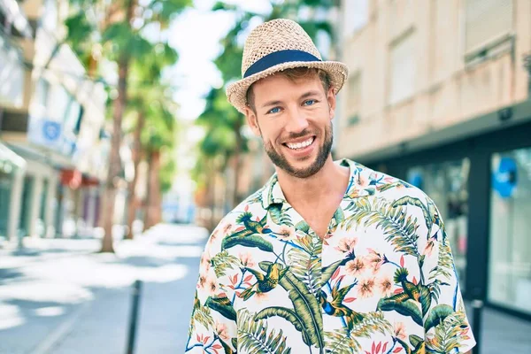 Snygg Kaukasisk Man Bär Sommarmössa Och Blommor Skjorta Ler Glad — Stockfoto