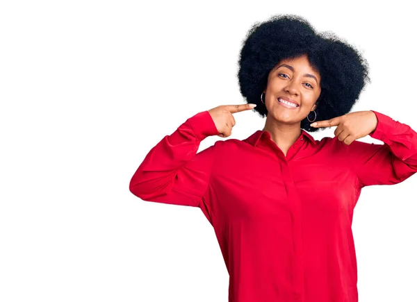 Jovem Afro Americana Vestindo Roupas Casuais Sorrindo Alegre Mostrando Apontando — Fotografia de Stock