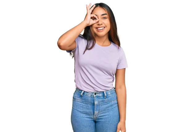 Jovem Mulher Latina Vestindo Roupas Casuais Fazendo Gesto Com Mão — Fotografia de Stock