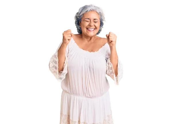 Mujer Mayor Con Pelo Gris Vistiendo Estilo Bohemio Emocionada Por — Foto de Stock