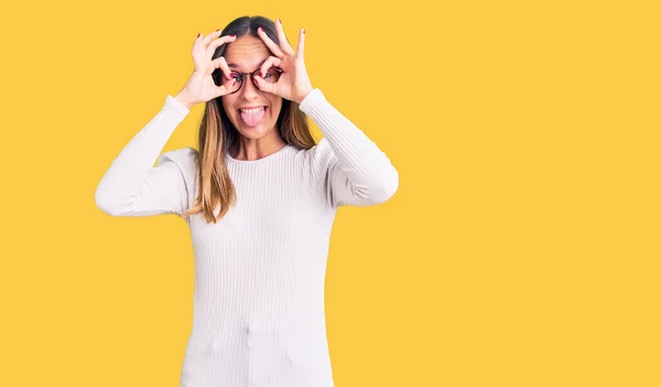 Hermosa Morena Joven Con Suéter Blanco Casual Gafas Haciendo Buen —  Fotos de Stock