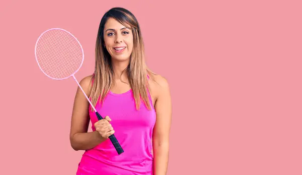 Jonge Mooie Vrouw Met Badminton Racket Kijken Positief Gelukkig Staan — Stockfoto