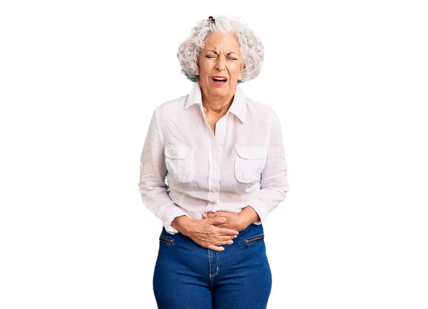 Starsza Siwowłosa Kobieta Luźnych Ciuchach Ręką Brzuchu Mdłości Bolesna Choroba — Zdjęcie stockowe