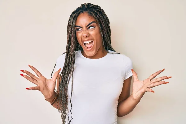 Mujer Afroamericana Joven Con Trenzas Que Usan Camiseta Blanca Casual —  Fotos de Stock