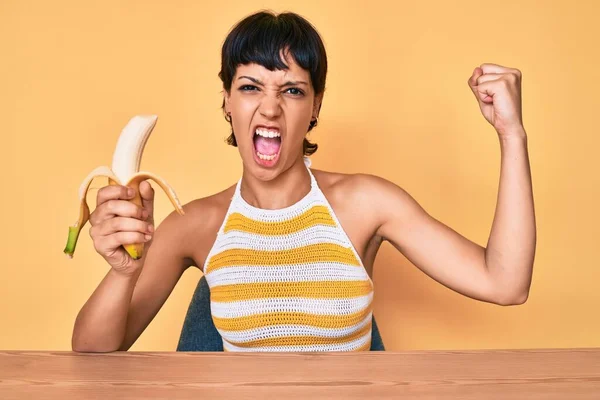 Menina Adolescente Morena Comendo Banana Como Lanche Saudável Irritado Louco — Fotografia de Stock
