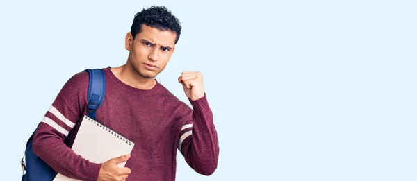 Joven Joven Guapo Hispano Con Mochila Estudiante Cuaderno Molesto Frustrado —  Fotos de Stock