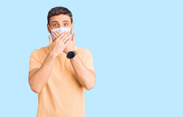 Knappe Jongeman Met Een Beer Die Een Medisch Masker Draagt — Stockfoto