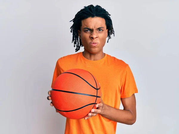 Junger Afrikanisch Amerikanischer Mann Der Einen Basketballball Der Hand Hält — Stockfoto