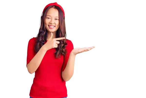 Ung Vacker Kinesisk Flicka Bär Casual Kläder Och Diadem Förvånad — Stockfoto