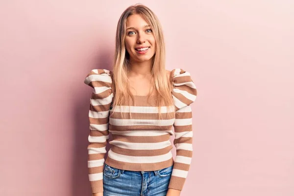 Ung Blondine Kvinde Iført Afslappet Tøj Med Glad Køligt Smil - Stock-foto