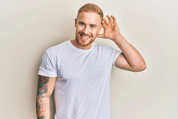 Jonge Blanke Man Draagt Casual Witte Tshirt Glimlachen Met Hand — Stockfoto