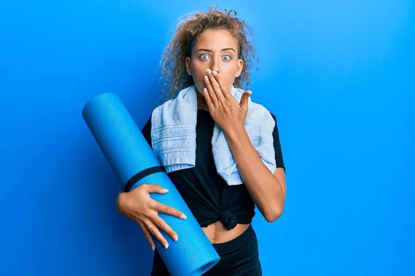 Schöne Kaukasische Teenager Mädchen Mit Yogamatte Bedeckt Mund Mit Der — Stockfoto