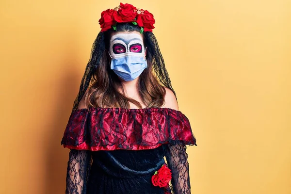 Ung Kvinna Bär Dag Den Döda Kostymen Bär Medicinsk Mask — Stockfoto