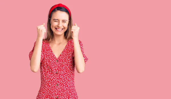 Giovane Bella Ragazza Indossa Vestito Diadema Eccitato Successo Con Braccia — Foto Stock