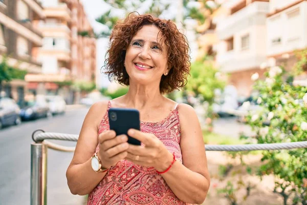 Medelålders Kvinna Ler Glad Med Smartphone Promenader Gatan Staden — Stockfoto