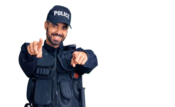 Молодой Латиноамериканец Полицейской Форме Указывает Тебя Камеру Пальцами Улыбаясь Позитивно — стоковое фото