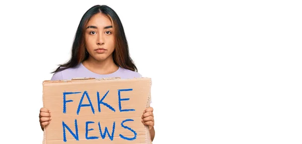 Jonge Latijnse Vrouw Met Nep Nieuws Banner Denken Houding Nuchtere — Stockfoto