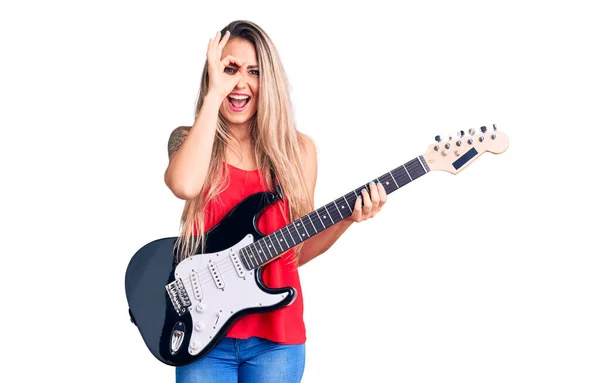 Jovem Bela Mulher Loira Tocando Guitarra Elétrica Sorrindo Feliz Fazendo — Fotografia de Stock