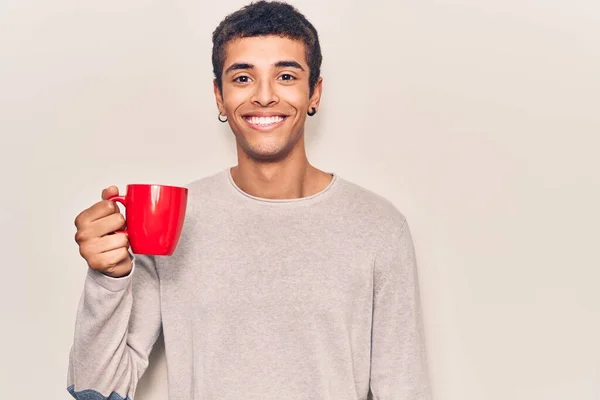 Genç Afro Amerikalı Adam Elinde Kahve Tutarken Pozitif Mutlu Görünüyor — Stok fotoğraf