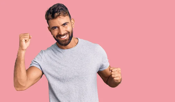 Jonge Latijns Amerikaanse Man Casual Kleding Dansen Gelukkig Vrolijk Glimlachend — Stockfoto