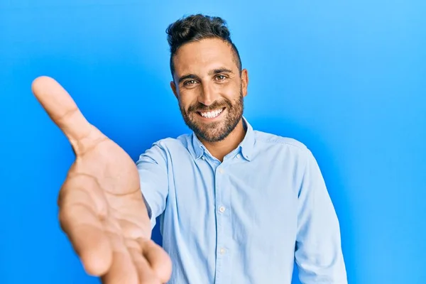 Bonito Homem Com Barba Vestindo Roupas Casuais Sorrindo Amigável Oferecendo — Fotografia de Stock