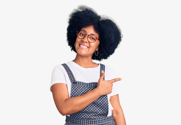 Fiatal Afro Amerikai Lány Alkalmi Ruhát Visel Vidám Mosollyal Arcán — Stock Fotó
