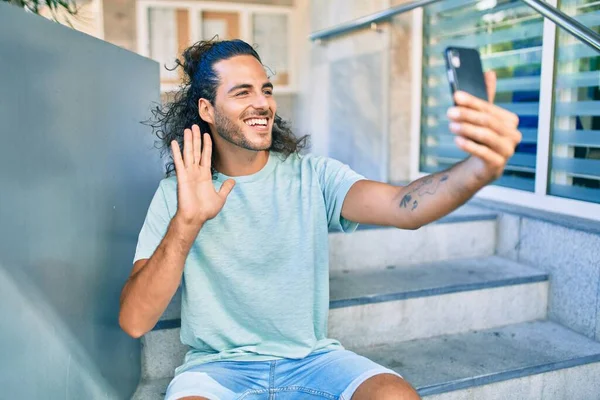 Jovem Hispânico Homem Sorrindo Feliz Fazendo Chamada Vídeo Smartphone Cidade — Fotografia de Stock