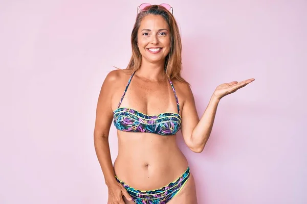 Middelbare Leeftijd Spaanse Vrouw Dragen Bikini Lachende Vrolijke Presentatie Wijzen — Stockfoto