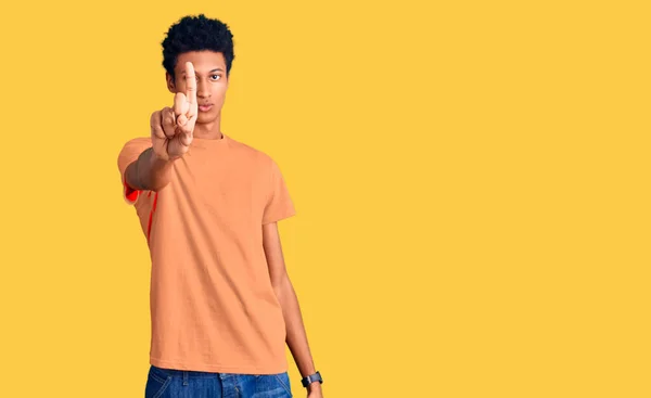Genç Afro Amerikan Bir Adam Günlük Giysiler Içinde Parmağını Kaldırmış — Stok fotoğraf