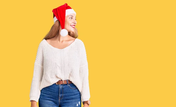 Mulher Bonita Usando Chapéu Natal Olhando Para Lado Com Sorriso — Fotografia de Stock