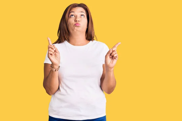 Middelbare Leeftijd Latijn Vrouw Draagt Casual Witte Tshirt Wijzen Omhoog — Stockfoto