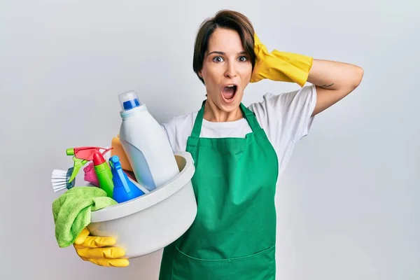 Jonge Brunette Vrouw Met Kort Haar Dragen Schort Holding Schoonmaakmiddelen — Stockfoto