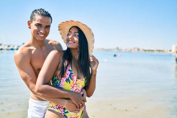 Joven Pareja Latina Vistiendo Traje Baño Sonriendo Feliz Abrazándose Playa —  Fotos de Stock