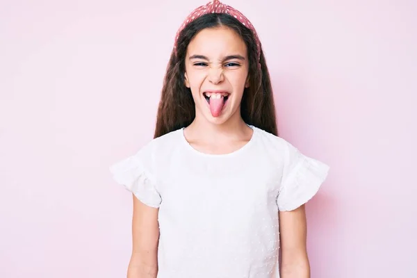 Linda Niña Hispana Vistiendo Ropa Casual Diadema Sacando Lengua Feliz — Foto de Stock