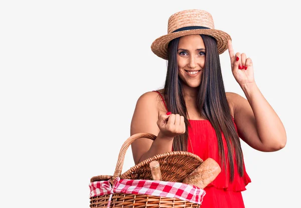 Junge Schöne Brünette Frau Mit Sommerhut Hält Picknickkorb Überrascht Mit — Stockfoto