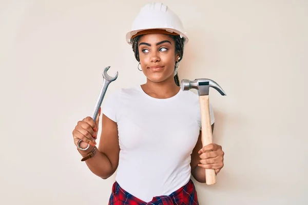 Jovem Afro Americana Com Tranças Usando Chapéu Duro Segurando Martelo — Fotografia de Stock