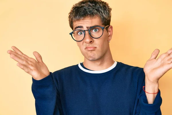 Junger Gutaussehender Mann Lässiger Kleidung Und Brille Ahnungslos Und Verwirrt — Stockfoto