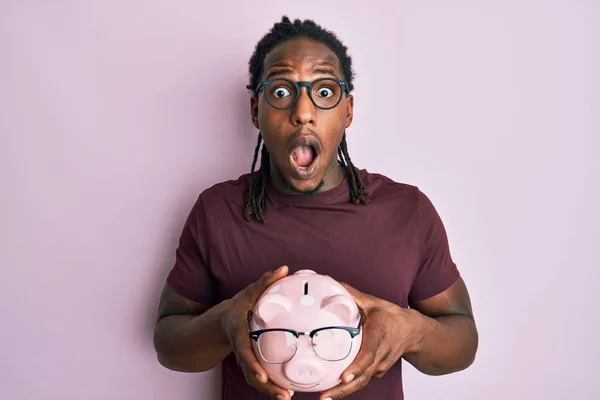 Afrikansk Amerikansk Man Med Flätor Håller Spargris Bank Med Glasögon — Stockfoto