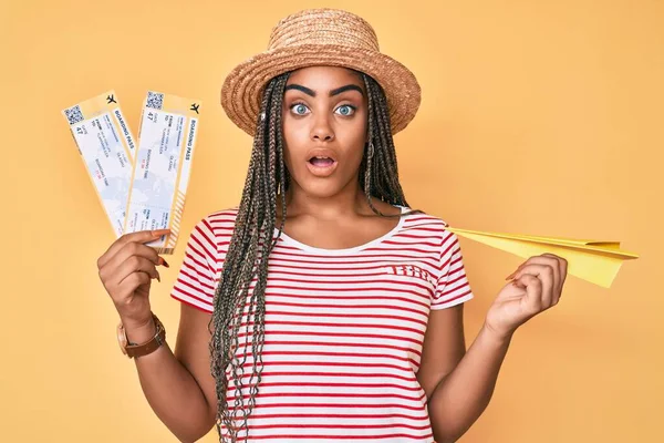 Joven Mujer Afroamericana Con Trenzas Sosteniendo Avión Papel Tarjeta Embarque —  Fotos de Stock