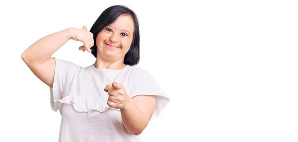 Mujer Morena Con Síndrome Vistiendo Camiseta Blanca Casual Sonriendo Haciendo —  Fotos de Stock