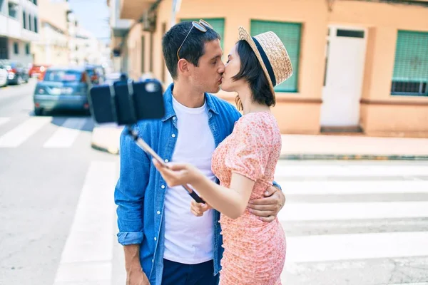 Hermosa Pareja Besándose Haciendo Selfie Por Smartphone Calle Ciudad —  Fotos de Stock