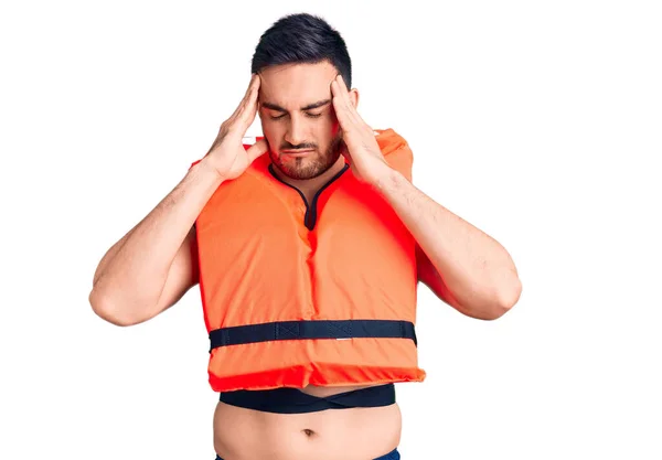 Junge Gutaussehende Mann Mit Schwimmweste Leiden Unter Kopfschmerzen Verzweifelt Und — Stockfoto