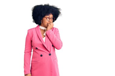 İş kıyafetleri ve gözlük takan genç Afro-Amerikalı kız elleri ağız yiyen tırnaklarla stresli ve gergin görünüyor. anksiyete. 